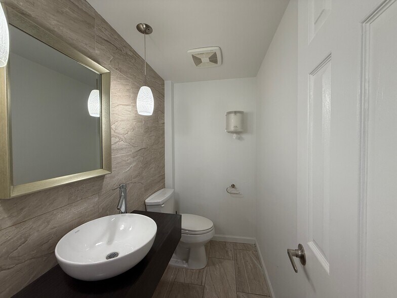 More Photos Of 5501 N Federal Hwy, Boca Raton Unknown For Lease