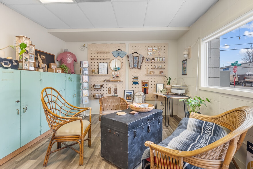 More Photos Of 104-108 W 31st St, Garden City Light Manufacturing For Sale