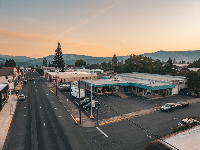 More Photos Of 1203 12th St, Hood River Showroom For Sale