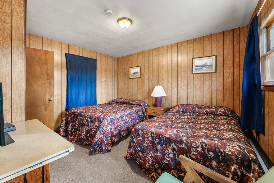 More Photos Of 4991 Arthur Rd, Slinger Hotel For Sale