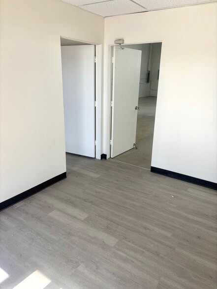 More Photos Of 7320-7322 Valjean Ave, Van Nuys Warehouse For Lease