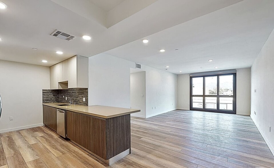 More Photos Of 1070 S Bedford St, Los Angeles Multifamily For Sale