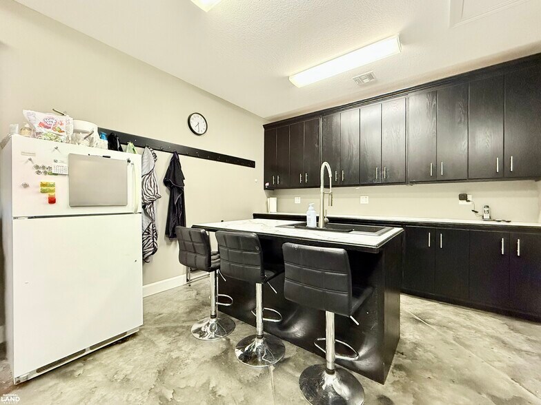 More Photos Of 1915 S Santa Fe Ave, Chanute Office For Sale