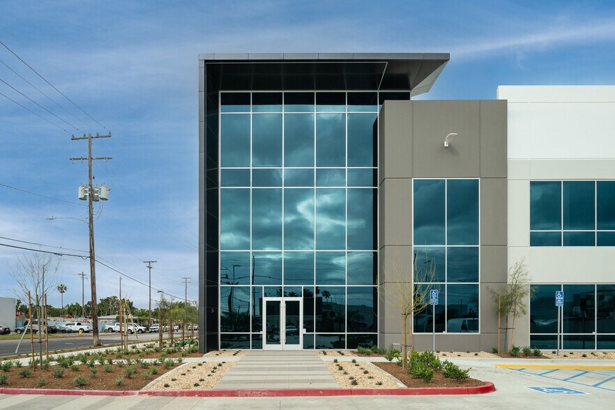More Photos Of 3071 E Coronado St, Anaheim Warehouse For Lease