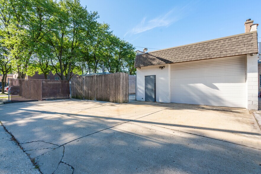 More Photos Of 6135 N Elston Ave, Chicago Office Residential For Sale