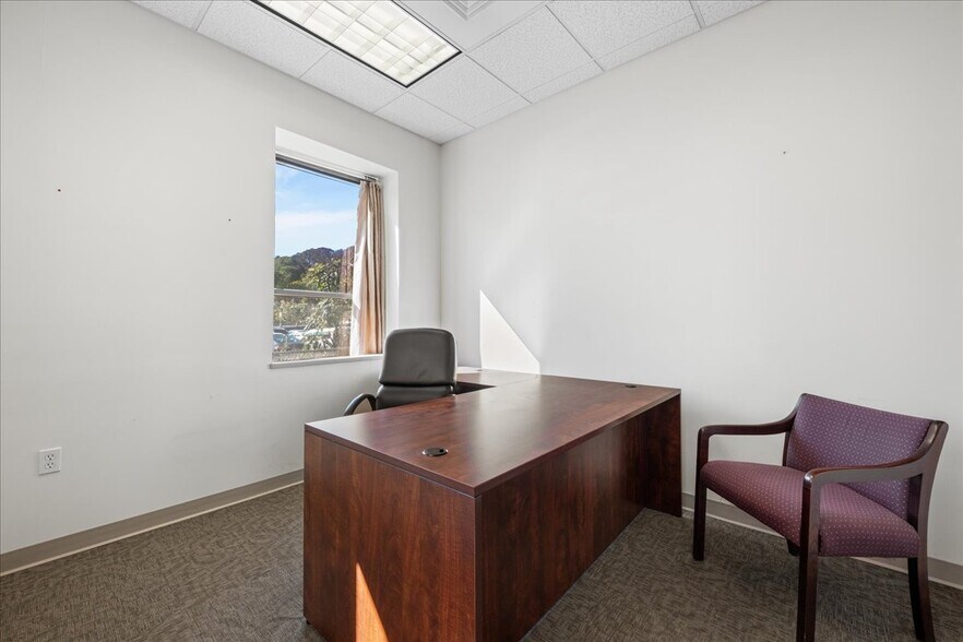 More Photos Of 10 Railroad Pl, Norwich Flex For Lease