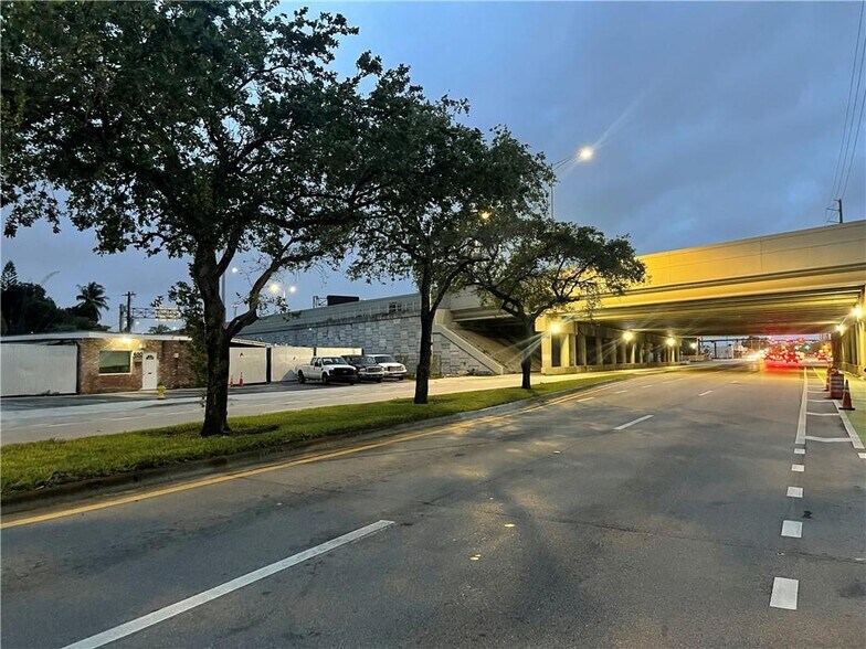 More Photos Of 665 W Prospect Rd, Oakland Park Showroom For Lease