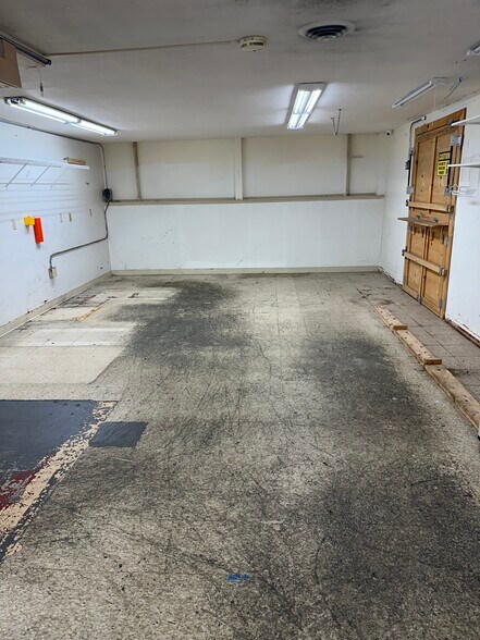 More Photos Of 3 Robinson Rd, Bow Light Distribution For Lease