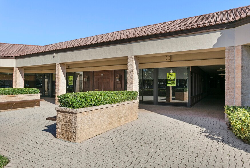 More Photos Of 901-1001 N University Dr, Coral Springs General Retail For Lease