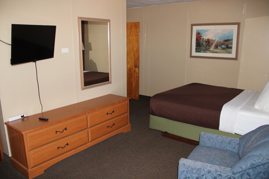 More Photos Of 115 N River St, Chamberlain Hotel For Sale