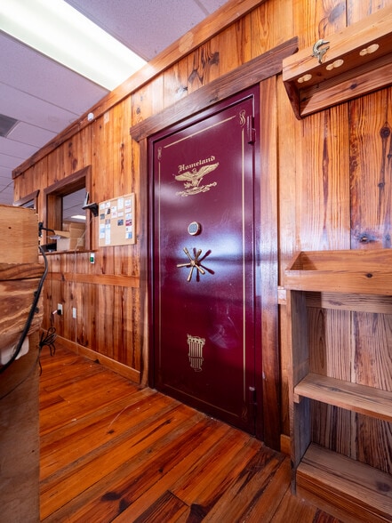 More Photos Of 290 S Duval Ave, Madison Flex For Sale