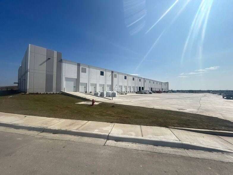 More Photos Of 2605 Dewitt St, Lockhart Distribution For Lease