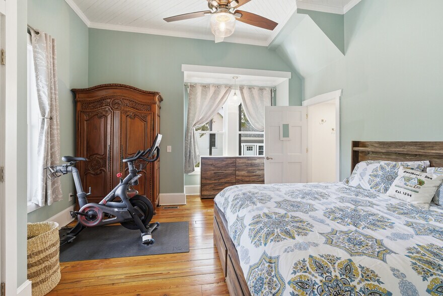 More Photos Of 119 N Davis St, Southport Hospitality For Sale