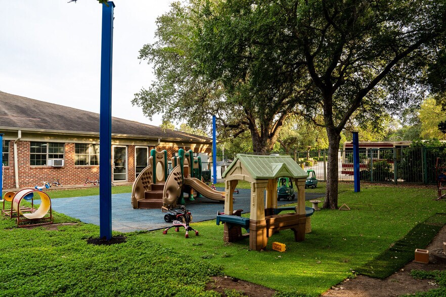 More Photos Of 1909 W Bitters Rd, San Antonio Medical For Sale