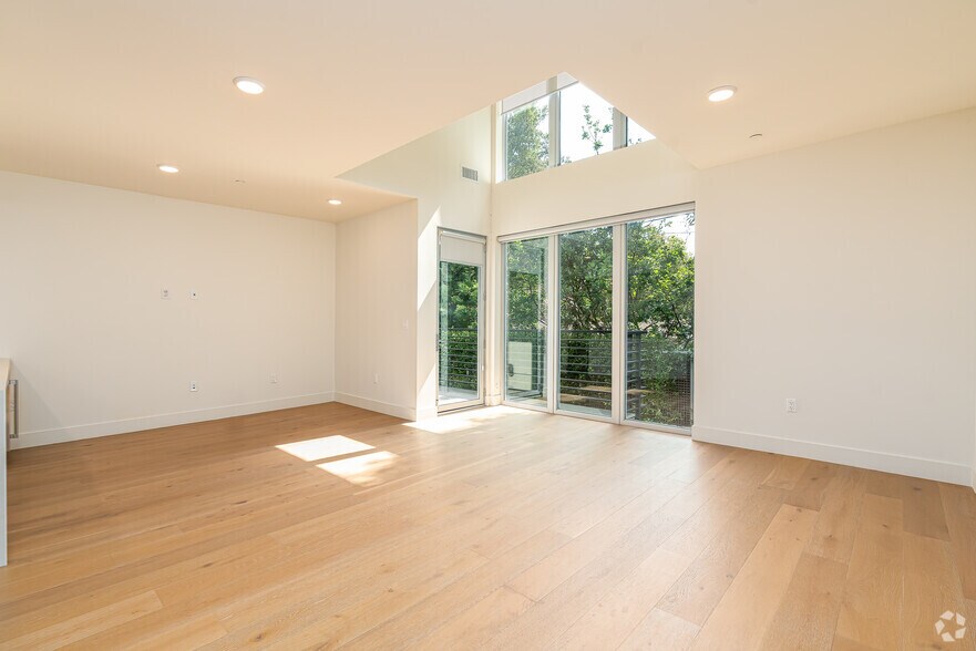 More Photos Of 2000 N Beachwood Dr, Los Angeles Apartments For Sale