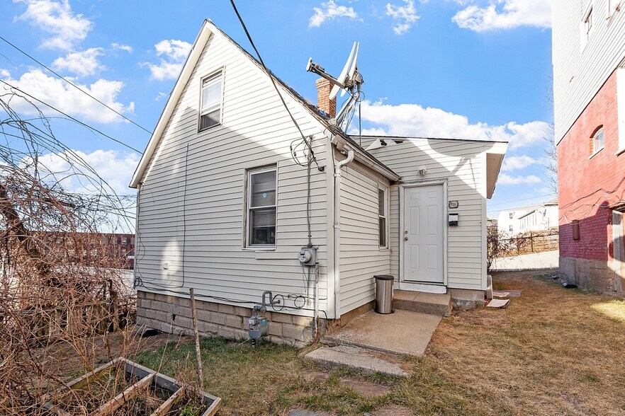 More Photos Of 13 Groton Pl, Worcester Apartments For Sale