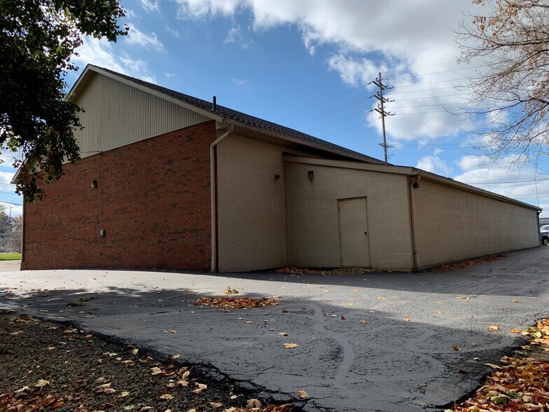 More Photos Of 1005 W Main St, Kent Auto Repair For Sale