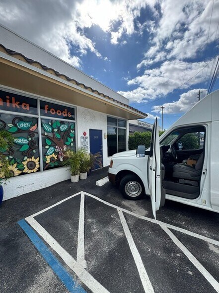 More Photos Of 2408-2412 N Dixie Hwy, Wilton Manors Warehouse For Lease