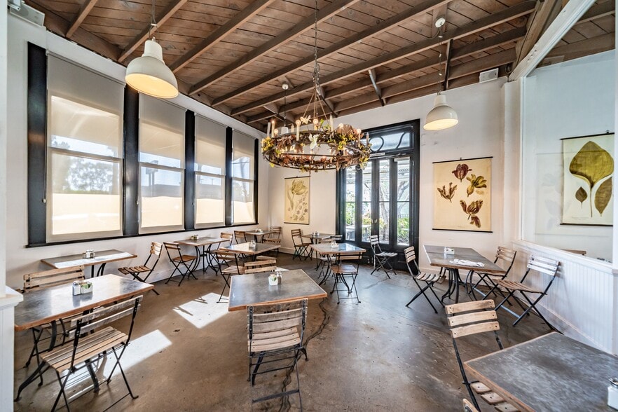 More Photos Of 3222 E Coast Hwy, Corona Del Mar General Retail For Lease