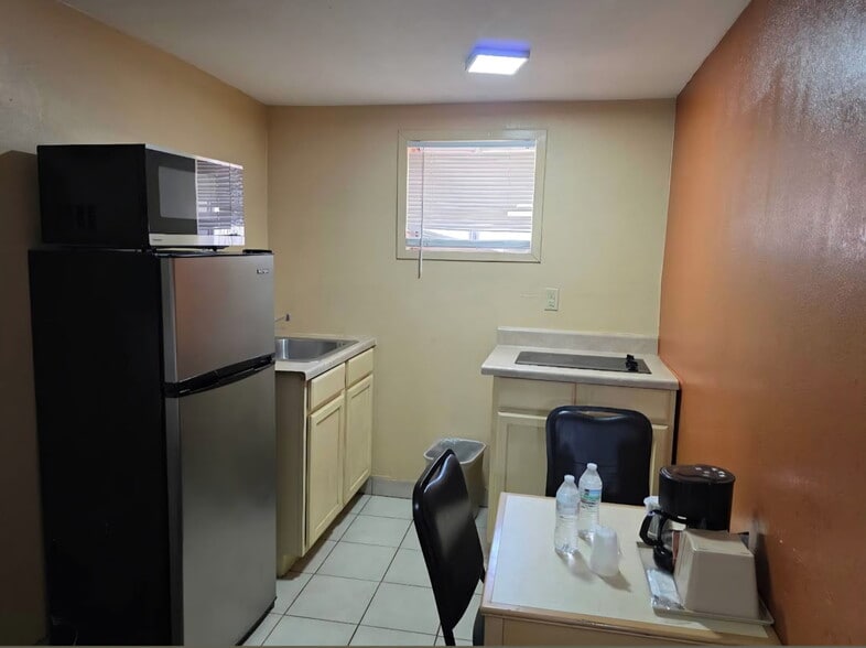 More Photos Of 1100 Main St, Knox City Hotel For Sale