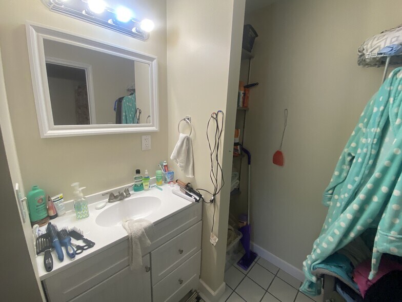 More Photos Of 1 Proactive Dr, New Florence Hotel For Sale