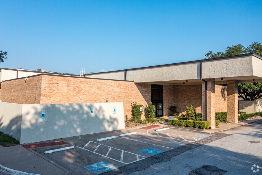 More Photos Of 1 Medical Pky, Farmers Branch Medical For Lease