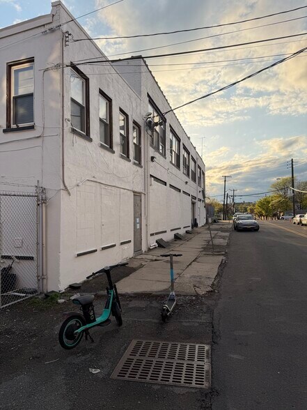 More Photos Of 60 Dickerson St, Newark Light Manufacturing For Lease