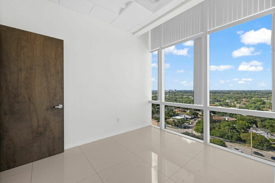 More Photos Of 20200 W dixie Hwy, Aventura Medical For Sale