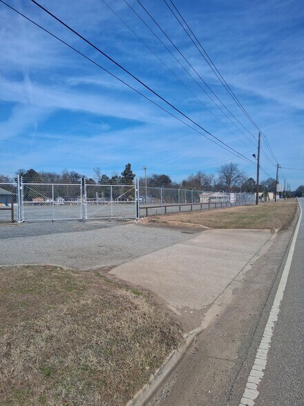 More Photos Of 4453 Broadway, Macon-Bibb Distribution For Lease