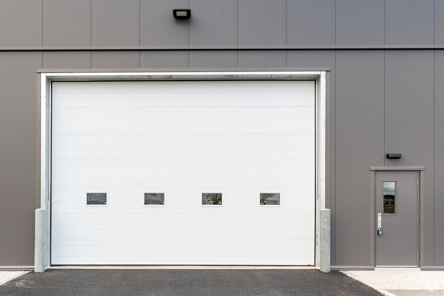 More Photos Of 8100 Rue Armand-Viau, Québec Industrial For Lease