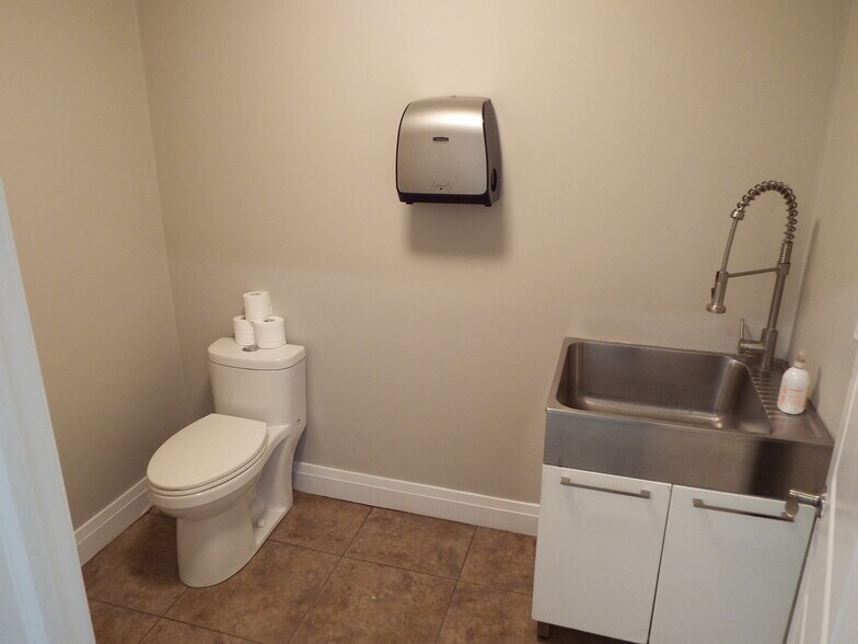 More Photos Of 1333 Boundary Rd, Oshawa Service For Lease