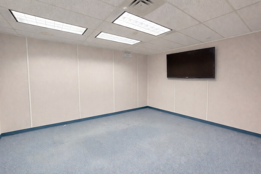 More Photos Of 4512 46 St, Olds Office For Lease