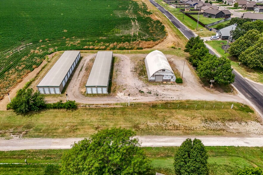 More Photos Of 201 W Silknitter St, Rose Hill Self Storage For Sale