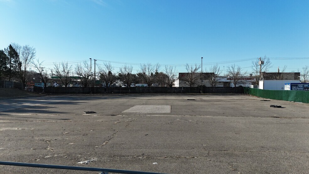 More Photos Of 14 Spence St, Bay Shore Land For Lease