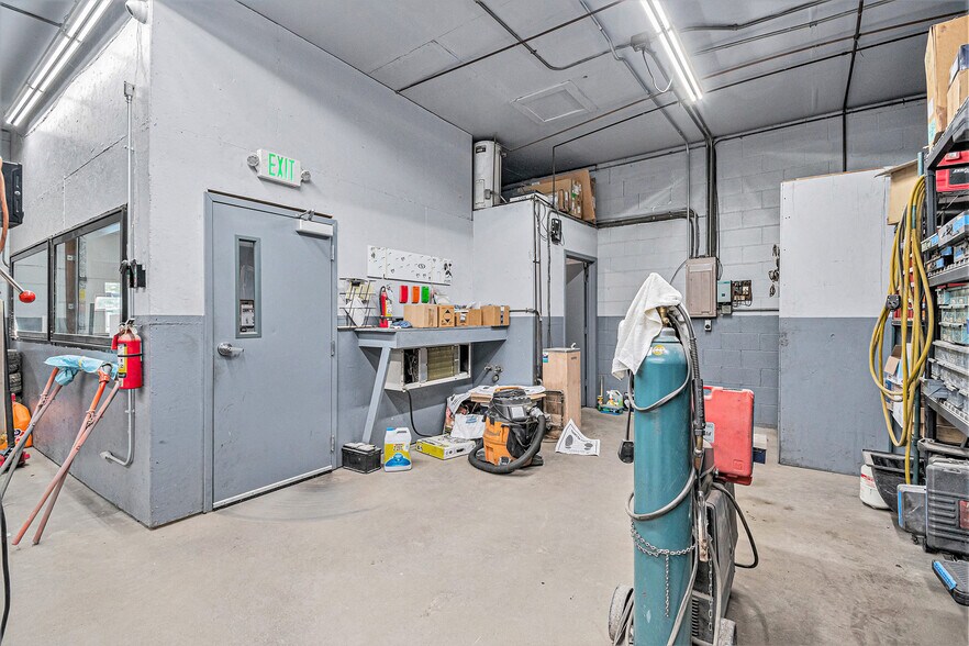 More Photos Of 1023 N 16th St, Council Bluffs Auto Repair For Sale