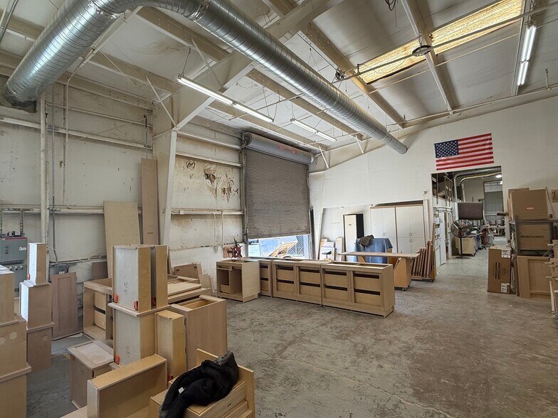 More Photos Of 697 34th St, Springfield Warehouse For Lease