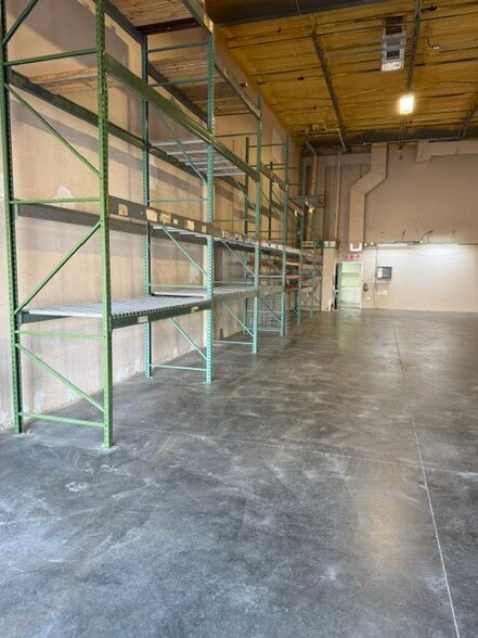 More Photos Of 7575 Kingspointe Pky, Orlando Showroom For Lease