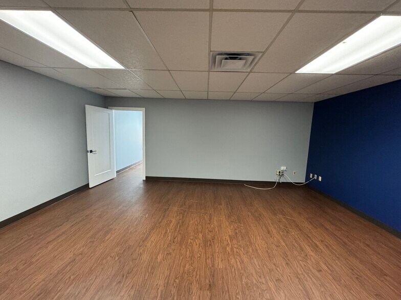 More Photos Of 721 W US Highway 50, O'Fallon Storefront Retail Office For Lease