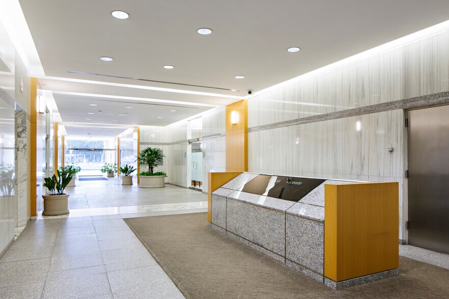 More Photos Of 6310 San Vicente Blvd, Los Angeles Unknown For Lease