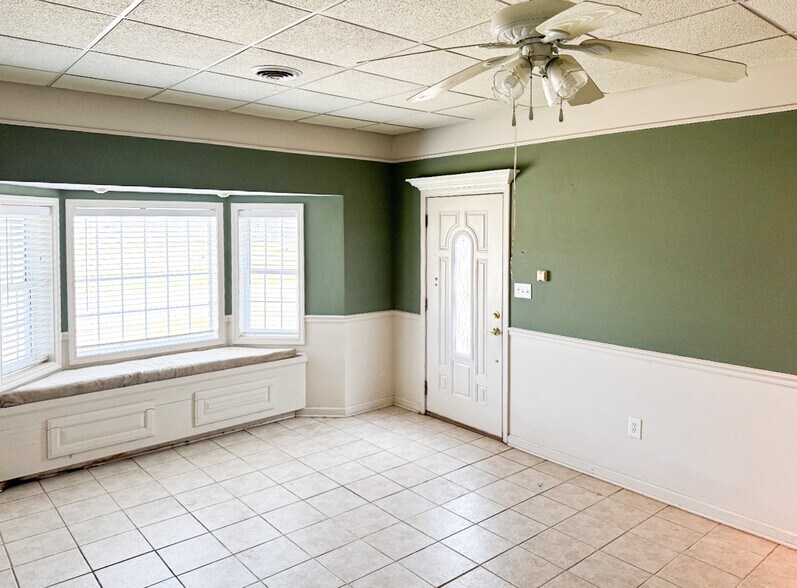 More Photos Of 202 Harold King Dr, Benton Office For Sale