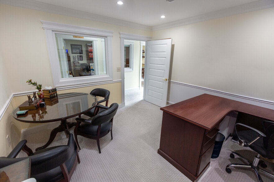 More Photos Of 300-304 E Diamond Ave, Gaithersburg Storefront For Lease