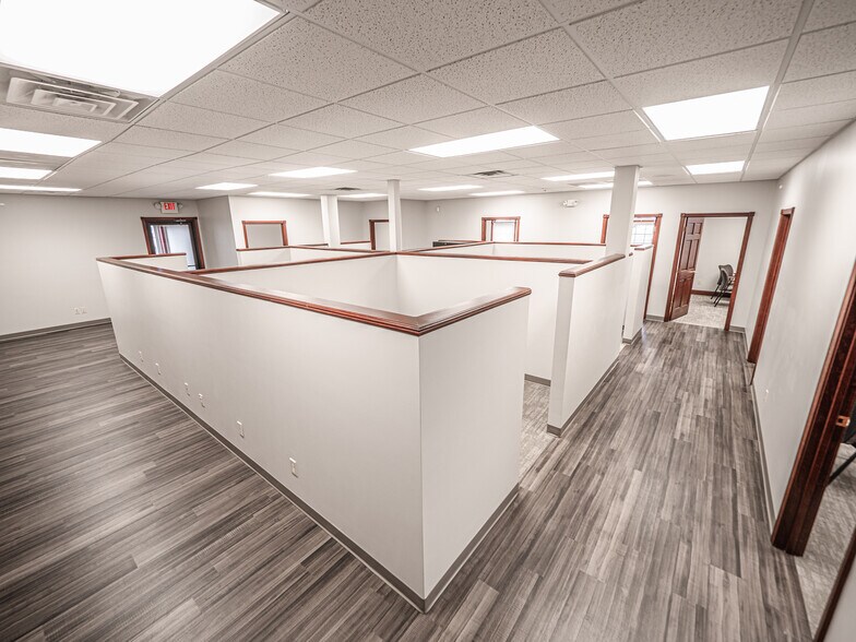 More Photos Of 1420 Kimber Ln, Evansville Office For Sale
