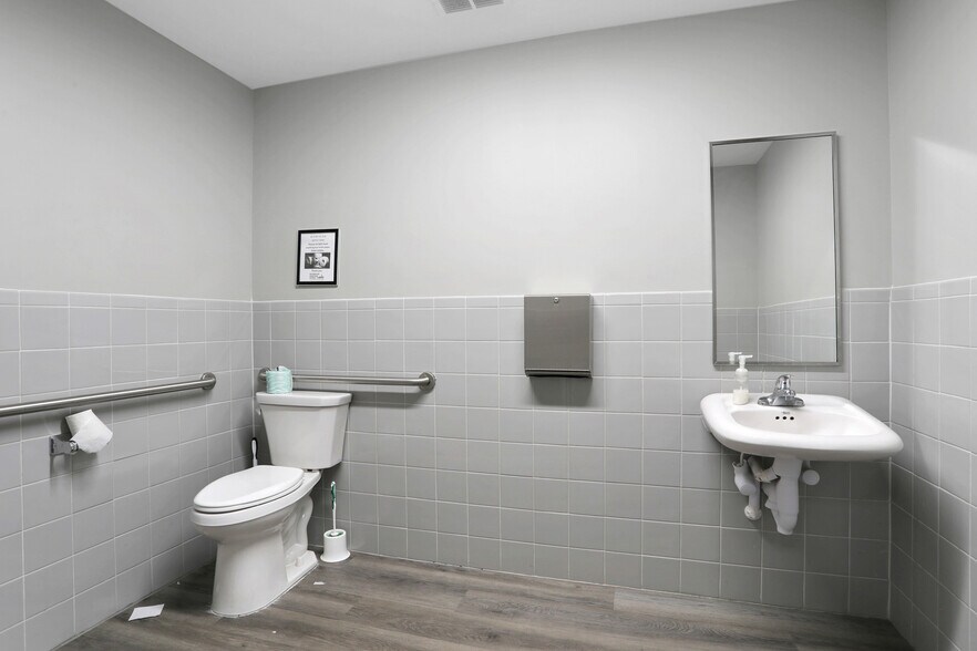 More Photos Of 3787 Old Middleburg Rd, Jacksonville Office For Sale