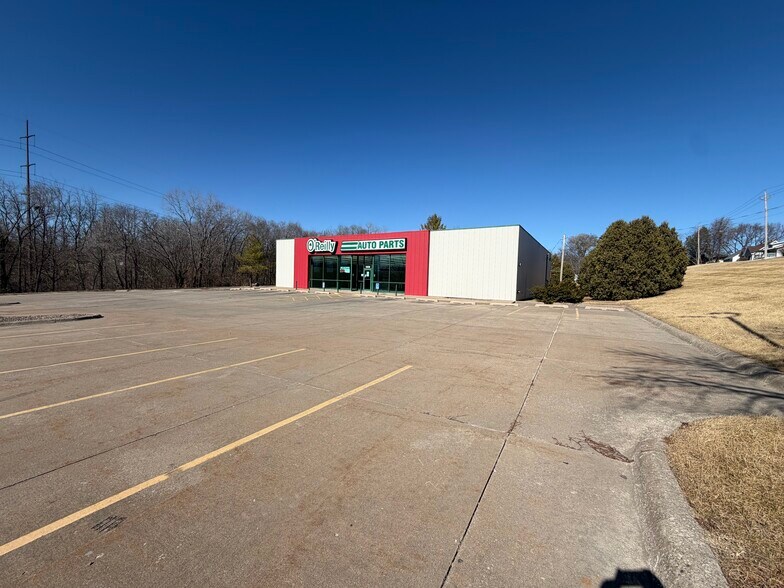 More Photos Of 2020 E Locust St, Davenport Freestanding For Sale