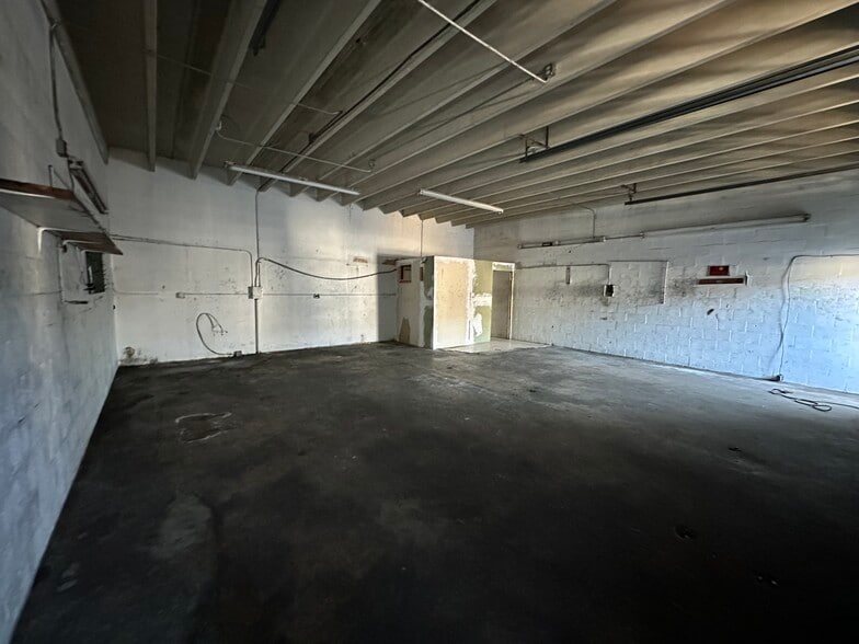 More Photos Of 5611 Plunkett St, Hollywood Warehouse For Lease
