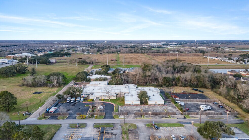 More Photos Of 301 Medic Ln, Alvin Self Storage For Sale