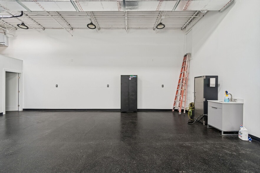 More Photos Of 517 E Venice Ave, Venice Service For Sale