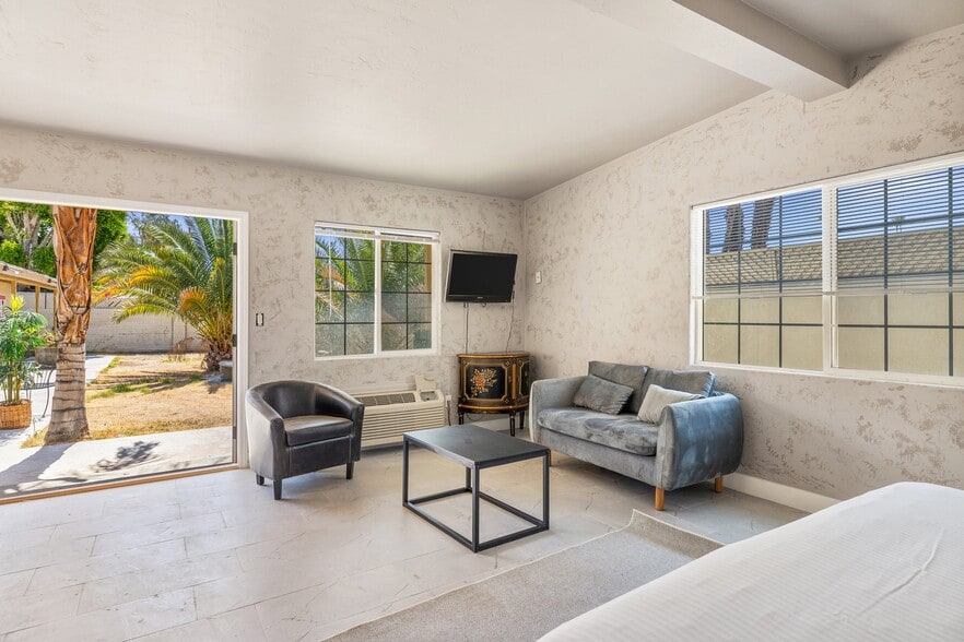 More Photos Of 526 S Warm Sands Dr, Palm Springs Hotel For Sale