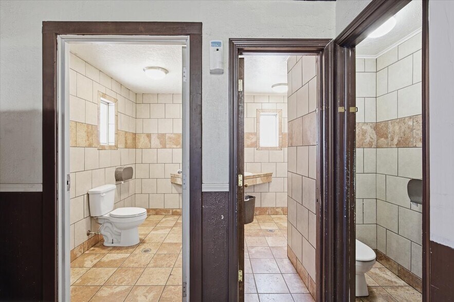 More Photos Of 1131 Cradduck Rd, Ada Bar For Sale