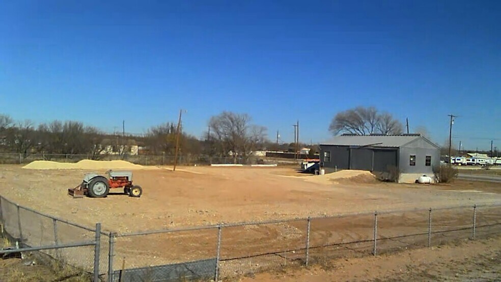 More Photos Of 717 Concho St, Colorado City Industrial For Lease